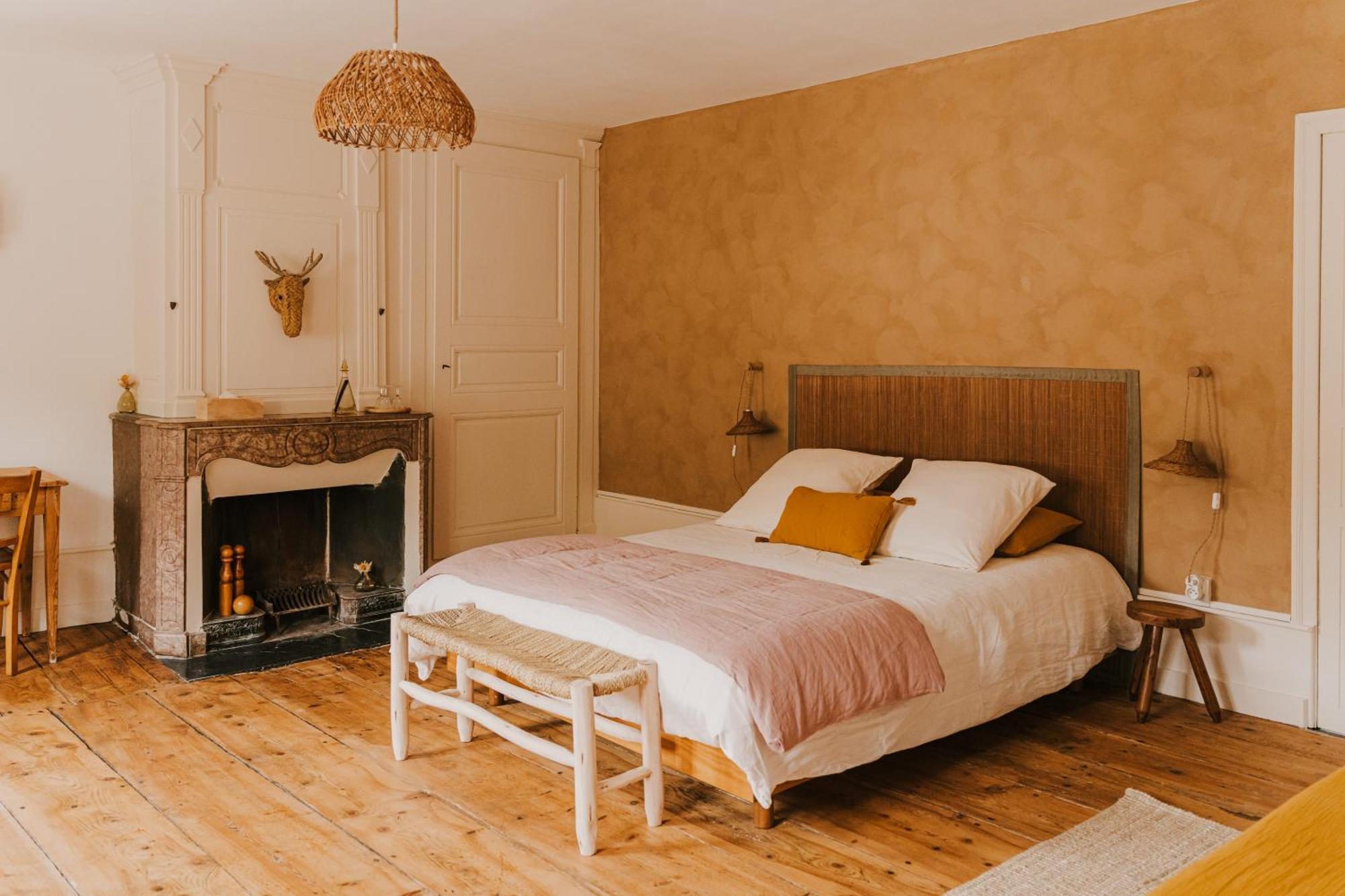 Maison D'Hotes Et Gite De Charme Avec Piscine, La Lhuiseraie Bagian luar foto